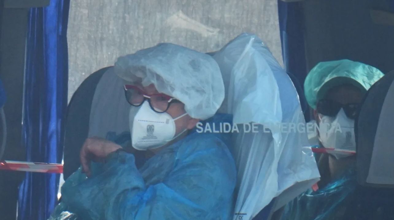 VIDEO/ Turistët spanjollë mbërrijnë në spitalin ushtarak në Madrid ku do karantinohen, pasi qëndruan në kroçeren ku pati raste me hantavirus