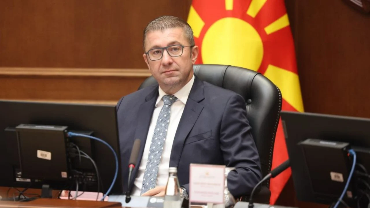 Protesta e studentëve shqiptarë në Shkup, “dorëzohet” Mickoski, lutet për durim