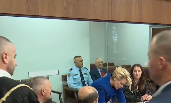 Ilir Meta paraqitet në ambientet e reja të GJKKO-së, ish-presidenti shfaqet në ‘kafazin e xhamit’