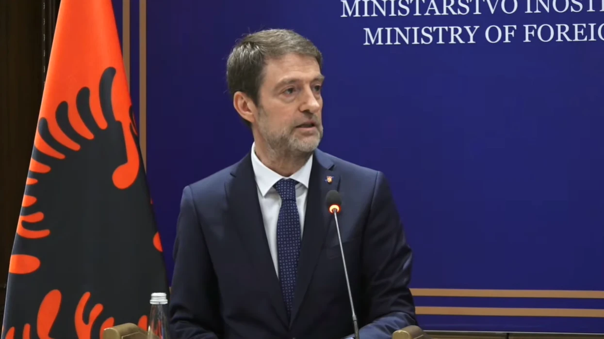 “Kush prek Kosovën, prek Shqipërinë”/ Ministri Hoxha vizitë në Prishtinë, takim me Kurtin, Konjufcën dhe Haxhiun