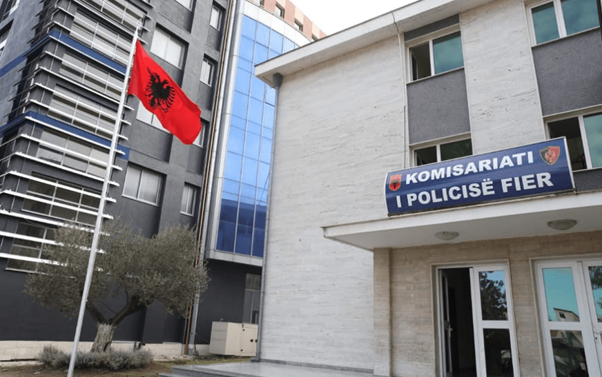 Plagosi me thikë 35-vjeçarin, shpallet në kërkim i riu në Fier. Nën hetim e shoqja…