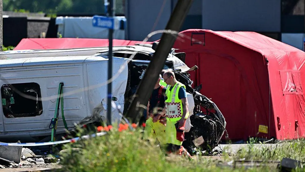 Treni përplaset me minibusin e një shkolle në Belgjikë, humbin jetën katër persona