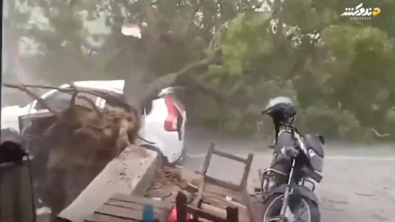 VIDEO/ Stuhi me shi e breshër në Indi, mbi 100 të vdekur