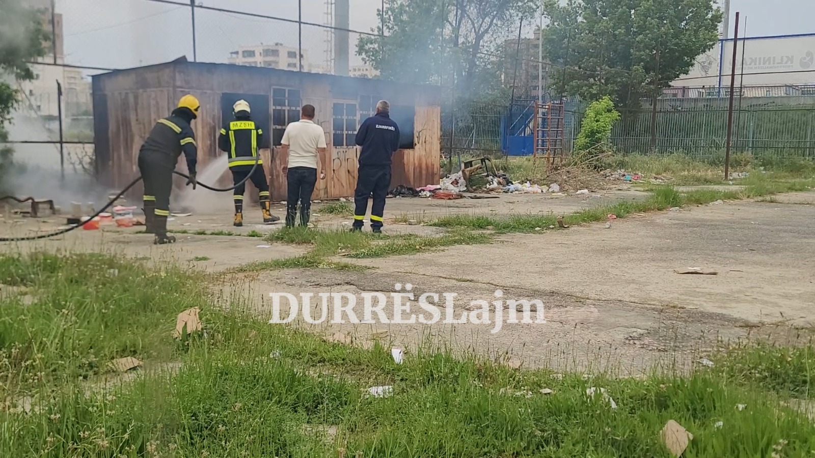 Merr flakë kabina metalike pranë stadiumit në Durrës (VIDEO)