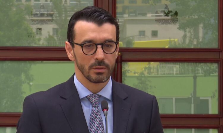Kriza e çmimeve/ Qeveria miraton kompensim 50 lekë për litër karburant për transportin publik