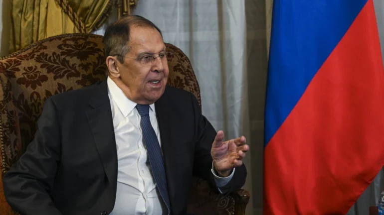 Paralajmëron Lavrov: Nuk do kursejmë askënd që do guxojë të na sulmojë në ceremoninë për “Ditën e Fitores”