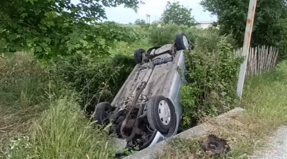 Përplasen dy makina në autostradën Lushnje-Fier, njëra përfundon në kanal