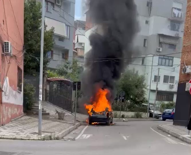 Përfshihet nga flakët një makinë në Tiranë