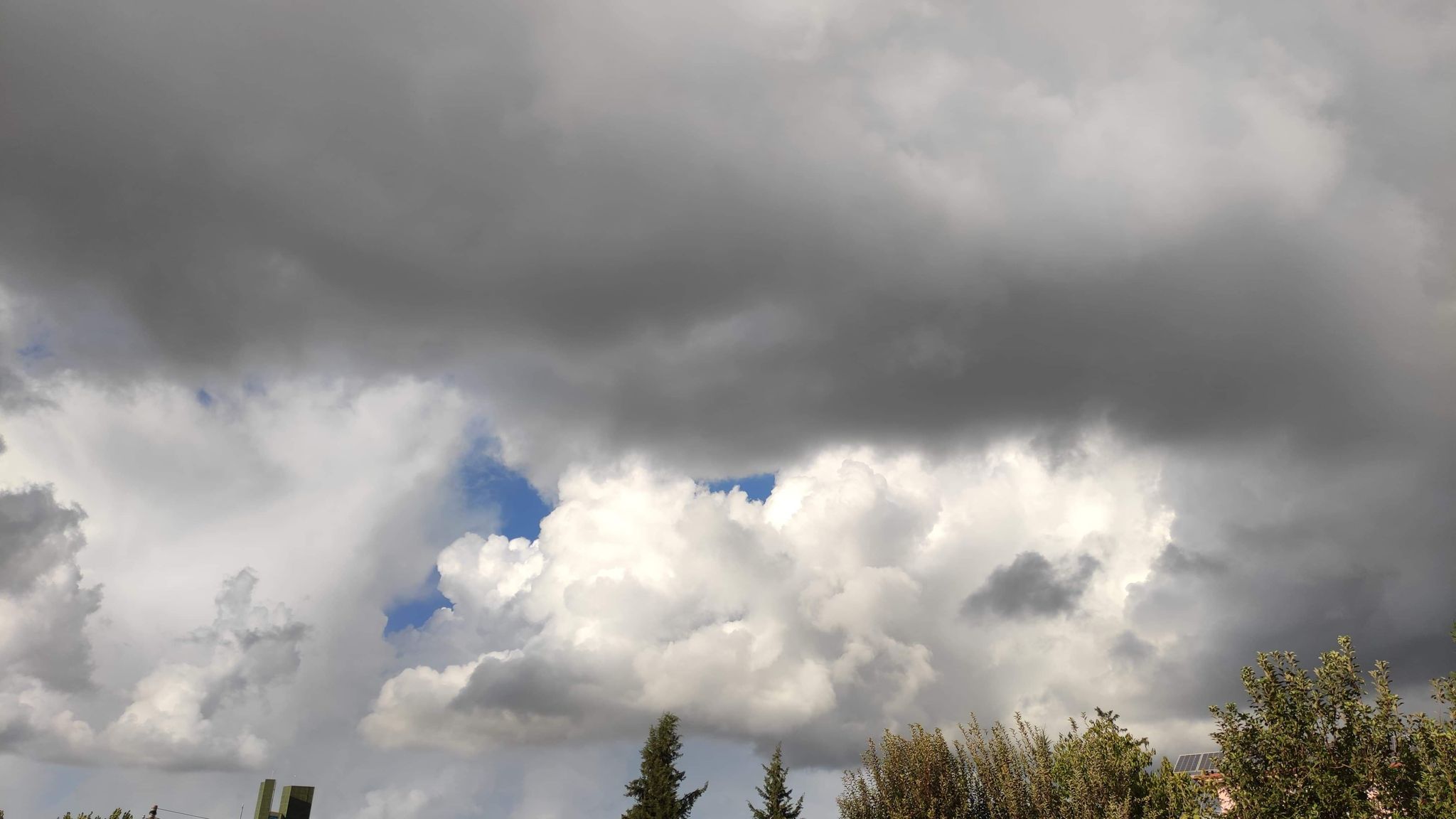 Kushte atmosferike të paqëndrueshme, njihuni me parashikimin e motit për këtë të diel