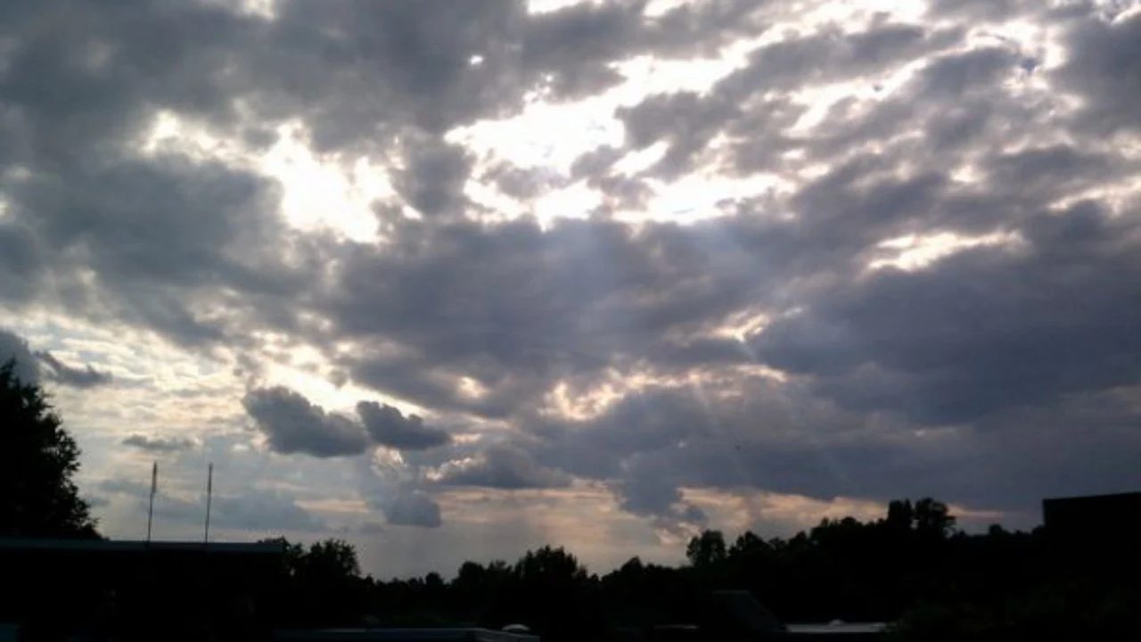 Kushte atmosferike të paqëndrueshme, parashikimi i motit për këtë të shtunë