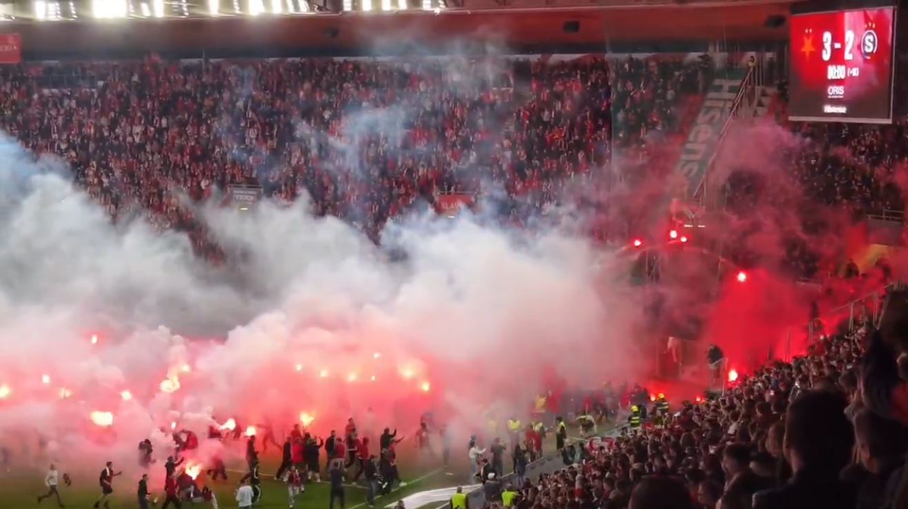 Ndërpritet ndeshja, huliganët e Slavias futen në fushë dhe sulmojnë futbollistët e Spartës me flakadanë