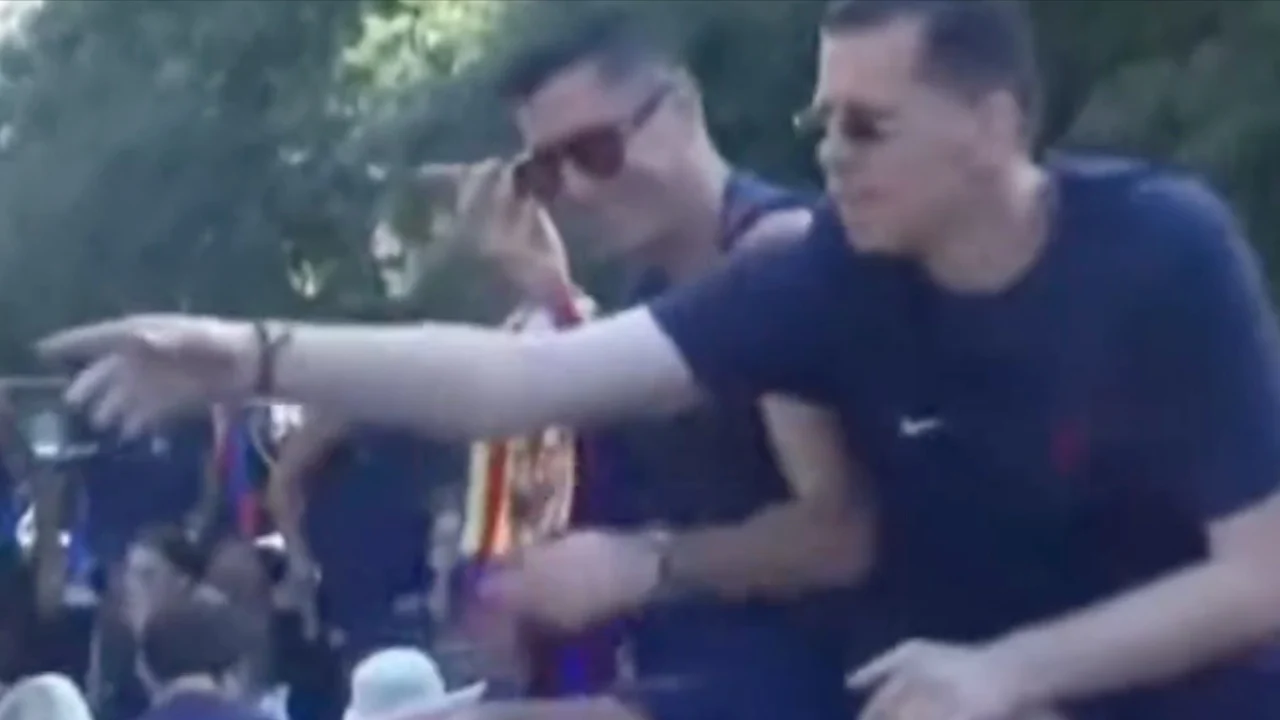 Në autobusin e triumfit në rrugët e Barcelonës, Szczesny dhe Lewandowski me paketë cigaresh në dorë