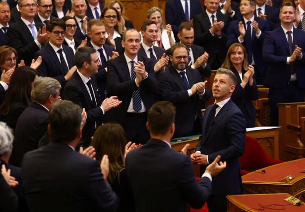 Peter Magyar betohet si kryeministër i Hungarisë, shënon fundin zyrtar të epokës 16-vjeçare të Viktor Orban