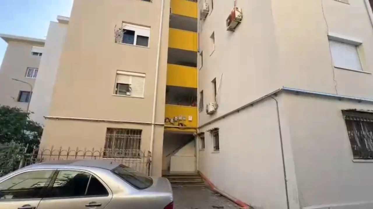 E rëndë në Shkodër, i riu hidhet nga pallati, humb jetën