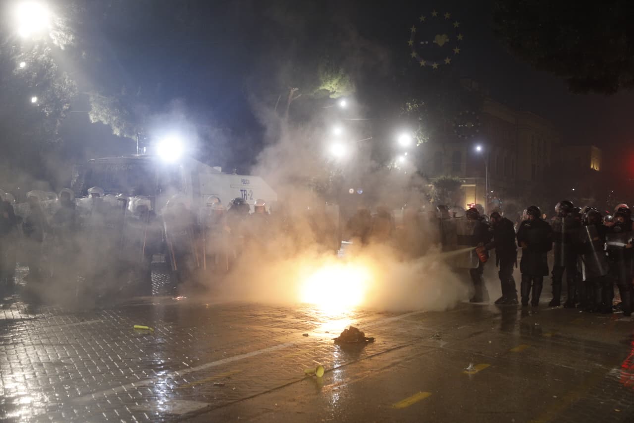 Protesta e opozitës me molotovë dhe fishekzjarrë/ Mes 7 të proceduarve edhe dy shtetas italianë, ushtruan dhunë ndaj efektivëve të policisë