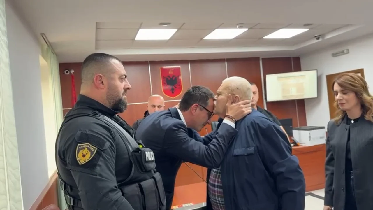 “Ç’të mbeti, vij e bëj unë”! Robert Ndrenika puth në ballë Veliajn në sallën e gjyqit