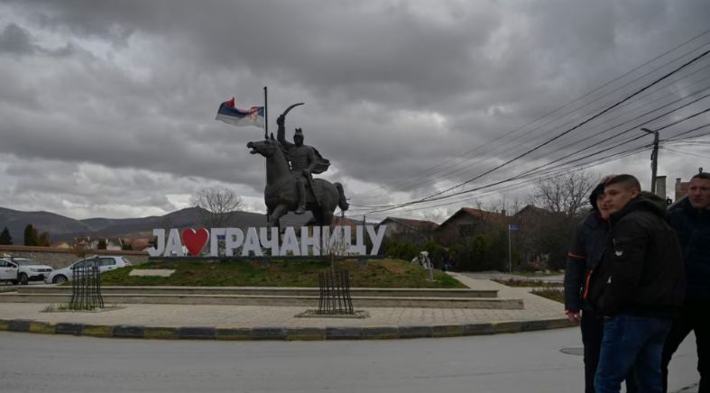Arrestohen 7 serbë në Prishtinë, dyshohen për kërcënime dhe shantazh para zgjedhjeve. Reagime të ashpra në Serbi