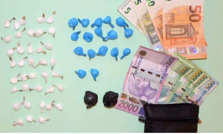 Trafikonte kokainë të fshehur te leva e marshit, arrestohet shqiptari në Itali! Droga shitej edhe me para shqiptare, sekuestrohen prerje 1000 dhe 2000 lekëshe