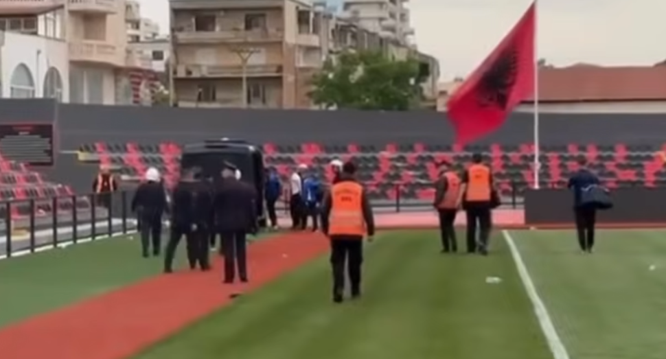 Sulmohet arbitri Hamiti pas ndeshjes Flamurtari-Teuta, detyrohet të dalë me furgon policie nga Vlora