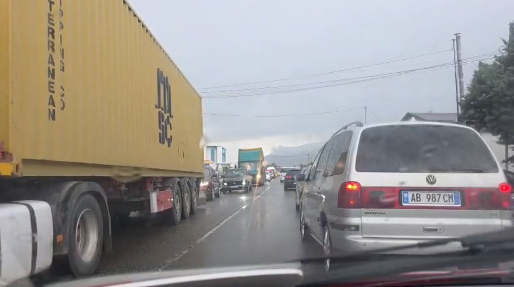 Autostrada Tiranë-Elbasan e bllokuar prej orësh, trafik i rënduar dhe radhë kilometrike automjetesh
