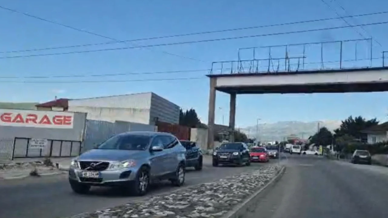 Trafik kilometrik në Elbasan/ Fluks mjetesh që kthehen nga juglindja, fundjava më problematike