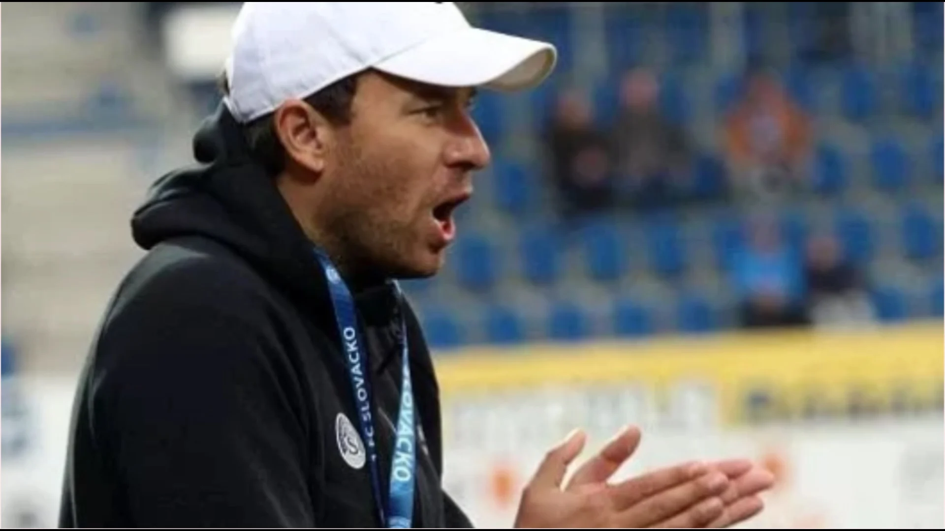 Filmonte futbollistet në dush, trajneri çek skualifikohet përjetë…
