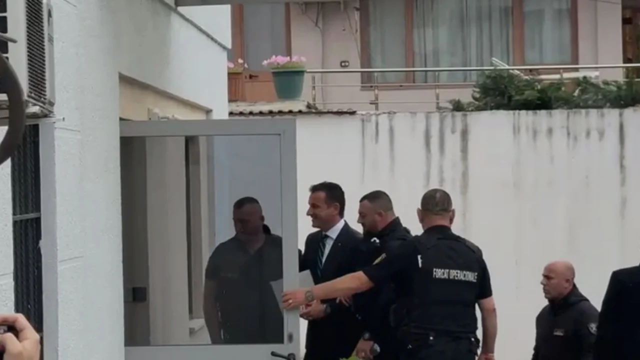 Padia ndaj prokurorit Ols Dado/ Erion Veliaj mbërrin në Gjykatën Administrative, Ndrenika dhe Gaz Paja në gjykatë për mbështetje 