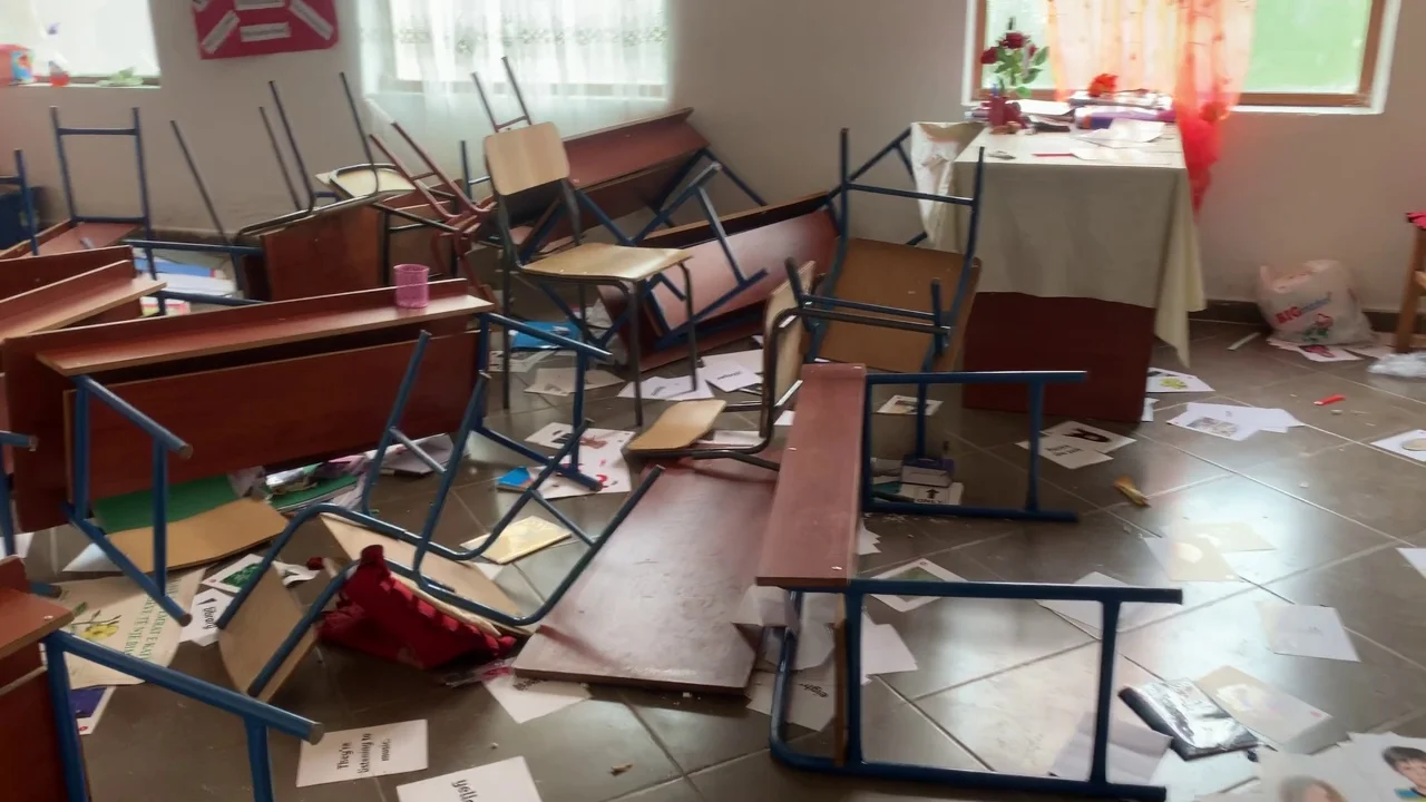 Shkatërrohet gjatë natës klasa e katërt në një shkollë në Bulqizë, autorët dyshohet se janë  vetë nxënësit