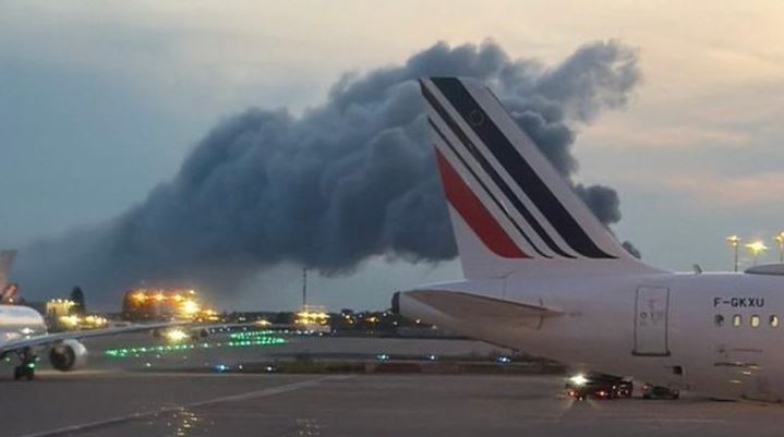 Zjarr i përmasave të mëdha pranë aeroportit ‘Charles de Gaulle’ në Paris (VIDEO)