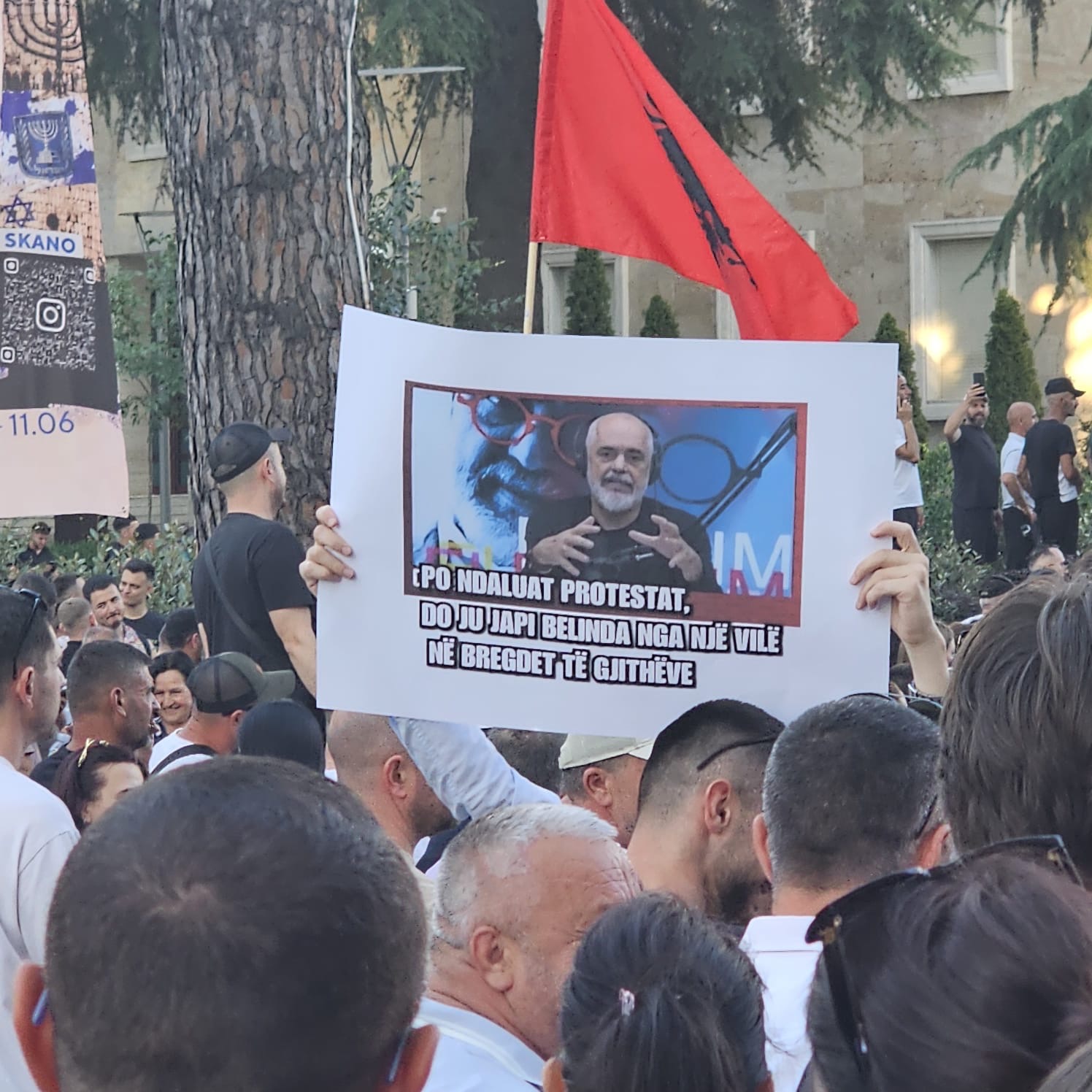 Pankartat që mbajnë protestuesit sot në Tiranë