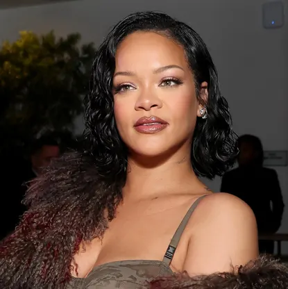 Rihanna vendos rekord historik në Spotify, bëhet gruaja e parë me ngjyrë me 20 këngë mbi 1 miliard dëgjime!