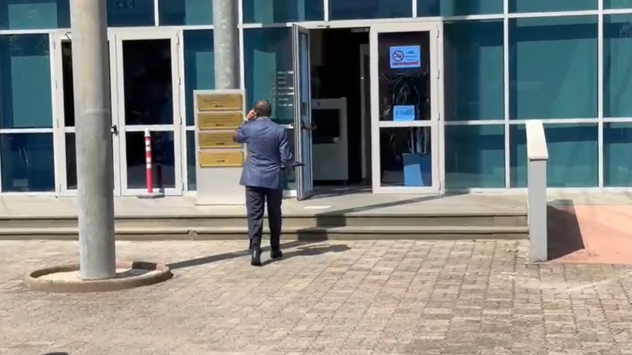Ish-ministri Genc Ruli paraqitet në Gjykatën e Posaçme, do të dëshmojë për dosjen “Partizani”