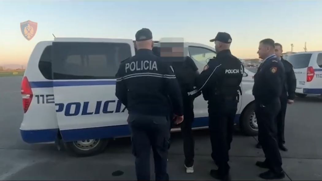 I dënuar me 10 vjet burg nga Italia për lidhje me klanet napoletane, shqiptari ekstradohet me një fluturim nga Tirana