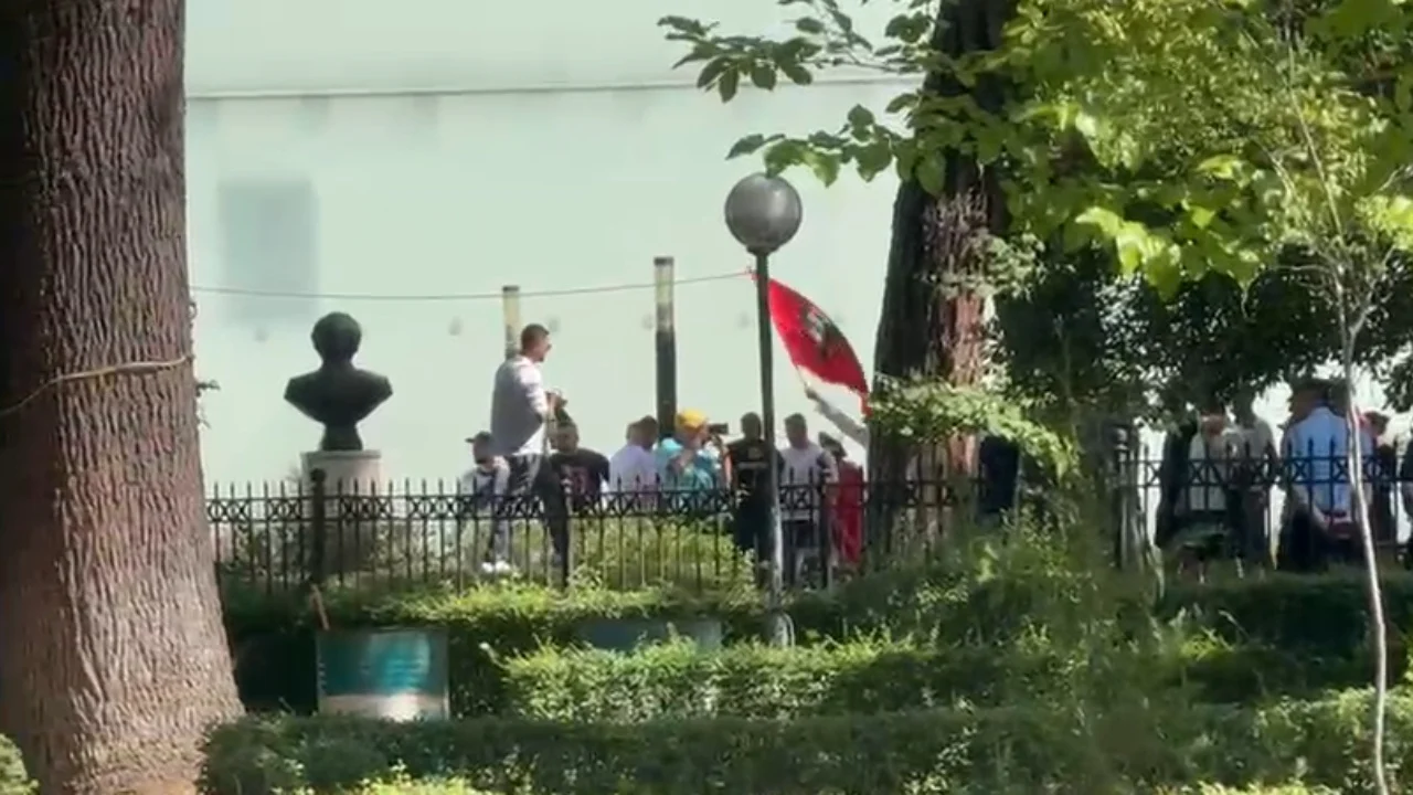Deputetët në seancë plenare, protestuesit qëllojnë me vezë në drejtim të Parlamentit