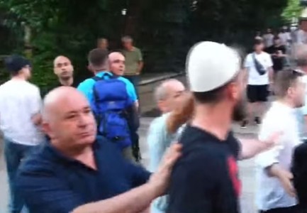 Protestuesit ndalin marshimin te selia e PD, përplasje verbale me demokratët: Opozitë e shitur!