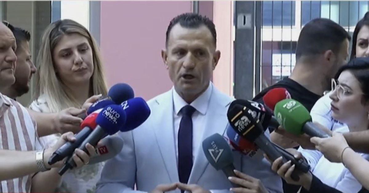 Avokati shpërthen jashtë dyerve të gjykatës, Cakrani: Gjyqtarja o është e çmendur, o ka frikë të lirojë ish-presidentin