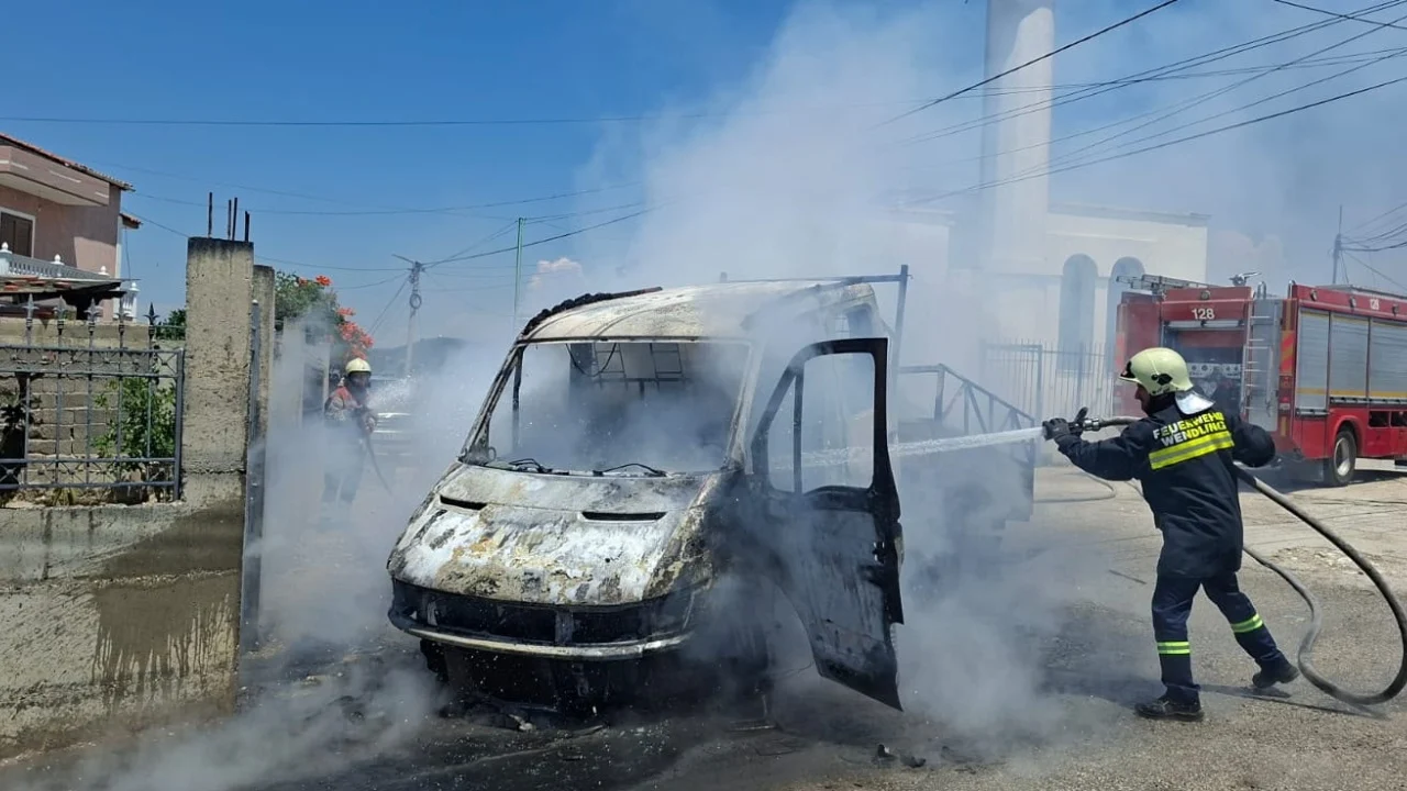 I dehuri i vë flakën një automjeti dhe qëllon me çifte në ajër, shoqërohet në polici 36-vjeçari