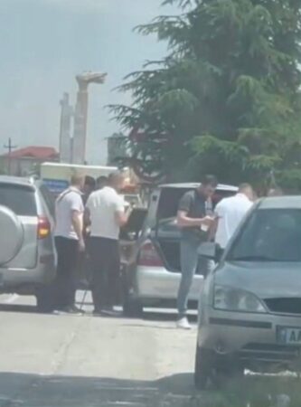 Qarkullonte i armatosur në makinë, 59-vjeçari me precedent kapet mat nga policia