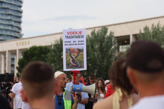 Dita e 14-të radhazi/ Nis grumbullimi i protestuesve në sheshin “Skënderbej”, pjesëmarrje masive nga diaspora