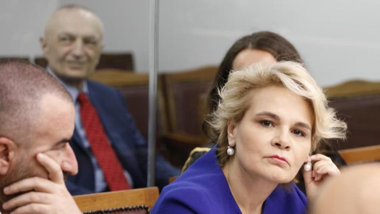 Seanca në GJKKO shoqërohet me tensione, Monika Kryemadhi dhe avokati i ish-presidentit gjobiten me nga 10 mijë lekë