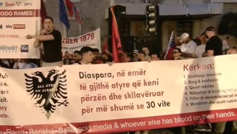 Banderola gjigante që shpalosi Diaspora me 6 kërkesa: Dorëheqje e Ramës, qeveri teknike dhe konfiskim i pasurive të politikanëve