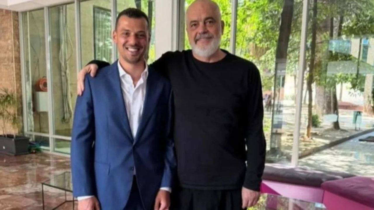 “Kur shumë të tjerë zgjodhën heshtjen…”, djali i Hashim Thaçit ndan foton me kryeministrin Rama: Qëndroi në anën e së vërtetës për UÇK-në në Hagë