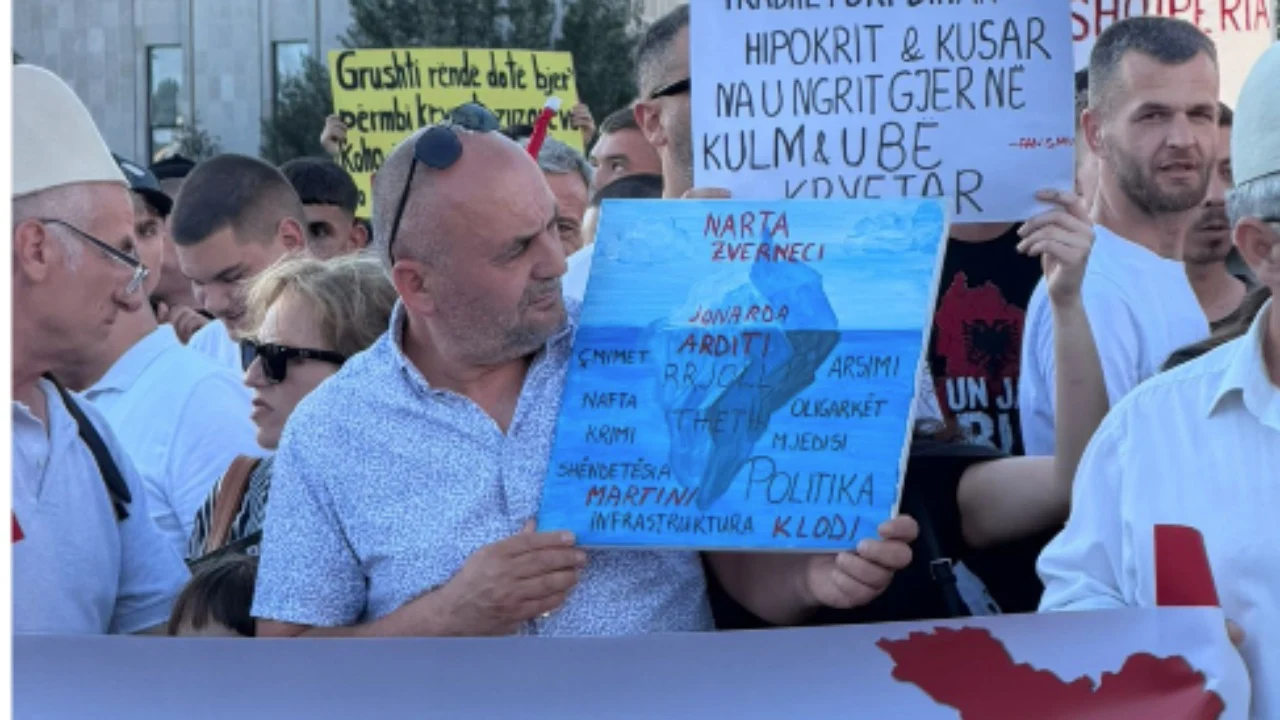 Tubimi për Zvërnecin, babai i Martin Canit i bashkohet protestuesve në shesh