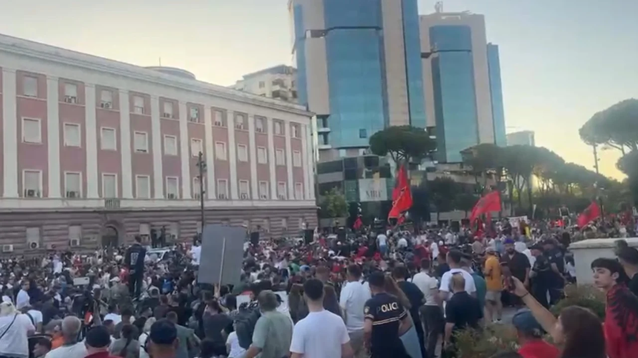 Protesta në Tiranë/ Një fëmijë humbet mes turmës, gjendet pas disa minutash