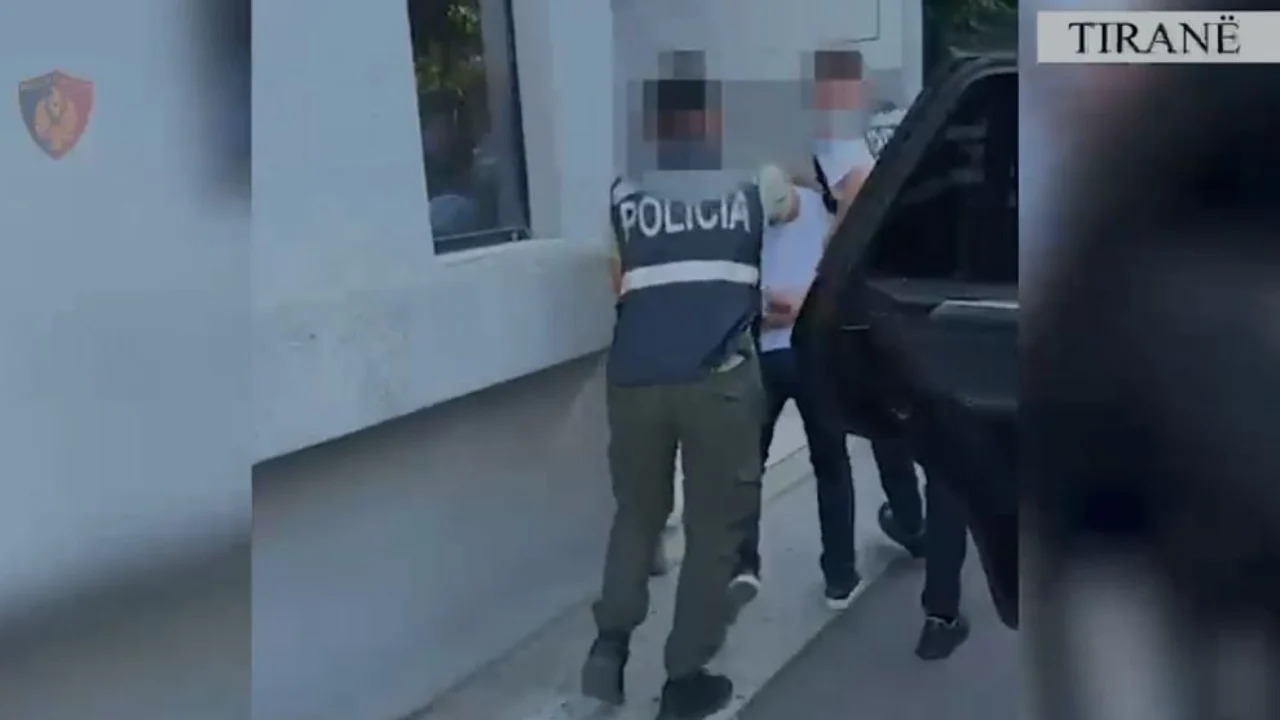 Pistoleta 1500 euro dhe kallashnikovë 2500 euro, dalin fotot e grupit kriminal të arrestuar në Tiranë