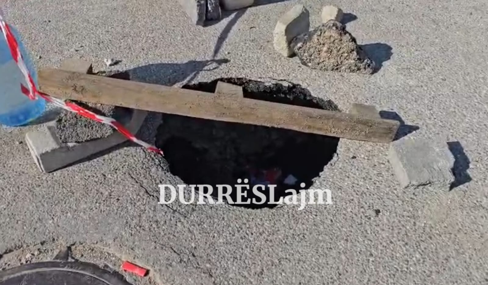 Hapet gropa mes asfaltit në Durrës, banorët e rrethojnë me mjete rrethanore (VIDEO)