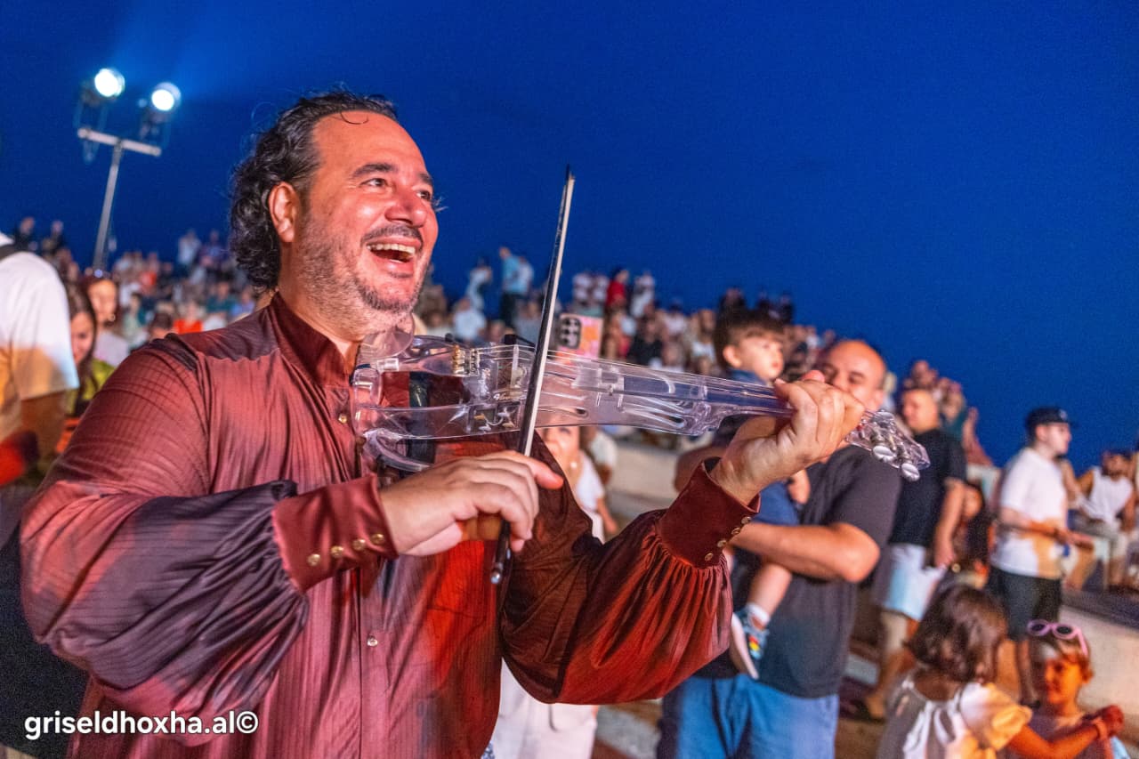 Olen Çesari dhe DJ Charles B në një koncert elektrizues unik në Durrës, qytetarët shijojnë klasiken e ndërthurur me elektroniken (FOTO)