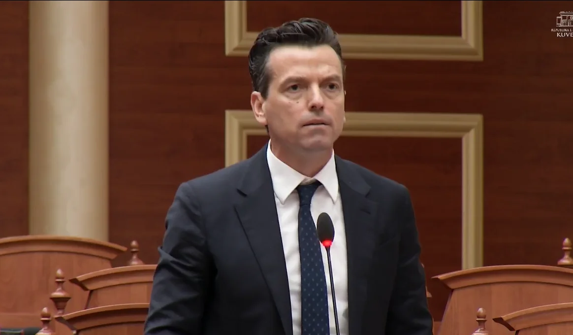 “Maskara, je një maskara”, përplasje verbale me ministrin, Shehaj përjashtohet nga seanca