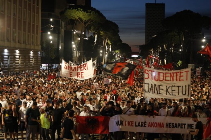 Sot protesta e 17 në Tiranë, qytetarët kërkojnë dorëheqjen e kryeministrit Rama