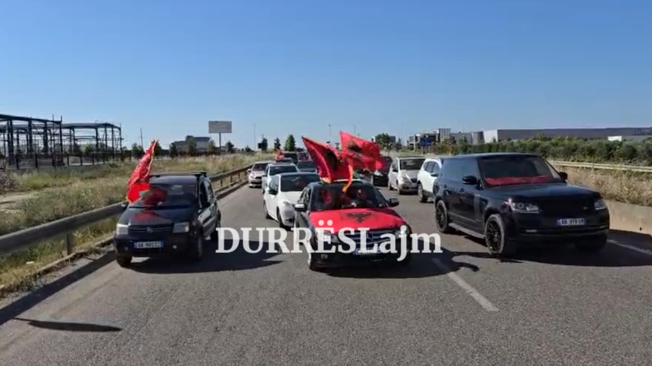 Të rinjtë e Durrësit nisen të organizuar drejt Tiranës për të qenë pjesë e protestës (VIDEO)
